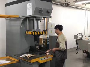 Japan-Kunde, der hydraulische Presse-Maschine in unserer Fabrik prüft
